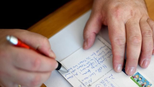 Da viele Menschen den im vergangenen Jahr abgesagten Urlaub nachholen wollen, rechnet die Deutsche Post auch wieder mit mehr Grußkarten.