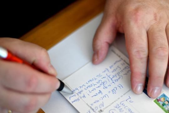 Da viele Menschen den im vergangenen Jahr abgesagten Urlaub nachholen wollen, rechnet die Deutsche Post auch wieder mit mehr Grußkarten. Da viele Menschen den im vergangenen Jahr abgesagten Urlaub nachholen wollen, rechnet die Deutsche Post auch wieder mit mehr Grußkarten.