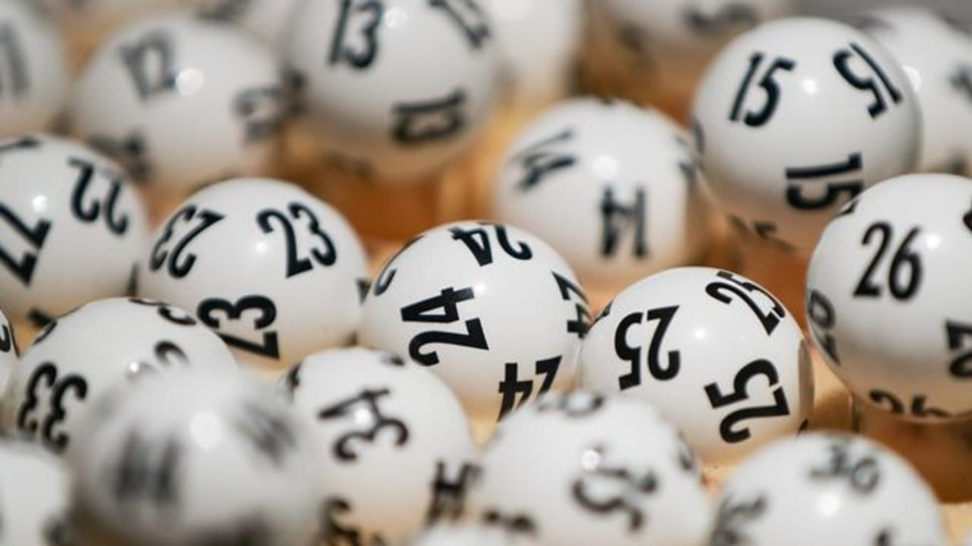 Lottokugeln liegen vor einer Ziehung bereit (Symbolbild): 2020 gab es vier sächsische Lotto-Millionäre – in diesem Jahr sind es bereits im ersten Halbjahr fünf.