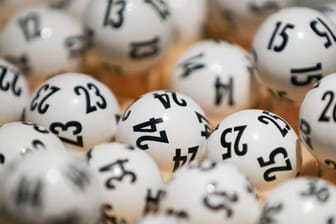 Lottokugeln liegen vor einer Ziehung bereit (Symbolbild): 2020 gab es vier sächsische Lotto-Millionäre – in diesem Jahr sind es bereits im ersten Halbjahr fünf.