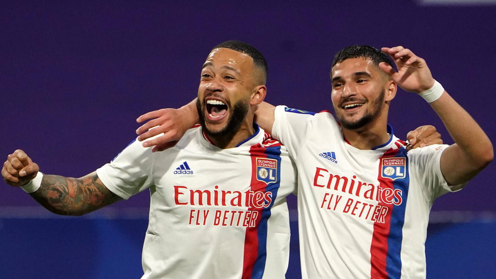 In Lyon hat Memphis Depay (hier mit Houssem Aouar, re.) die Freude am Fußball zurückerlangt.