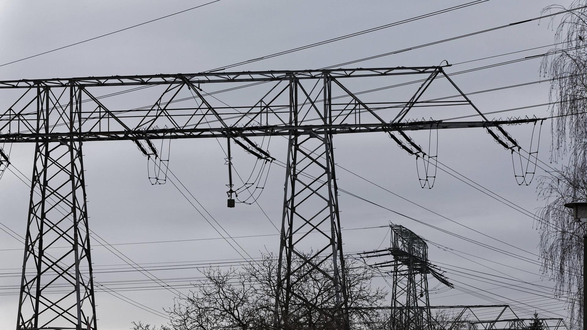 Strom-Freileitungen (Symbolbild): Der reine Kaufpreis liegt bei gut 2,06 Milliarden Euro.