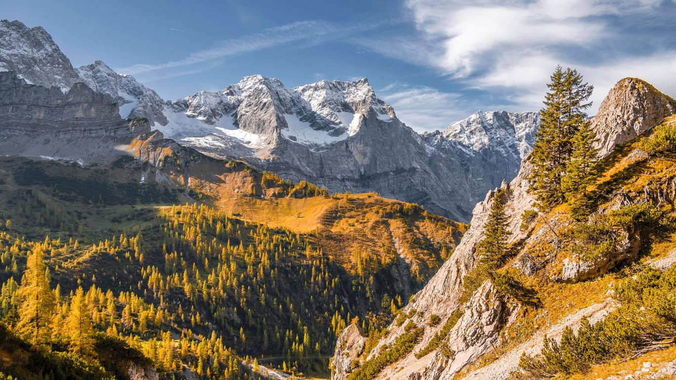 Landschaft in den Bergen: In den Chiemgauer Alpen ist ein Mann offenbar von einem Steig abgerutscht und in die Tiefe gestürzt.