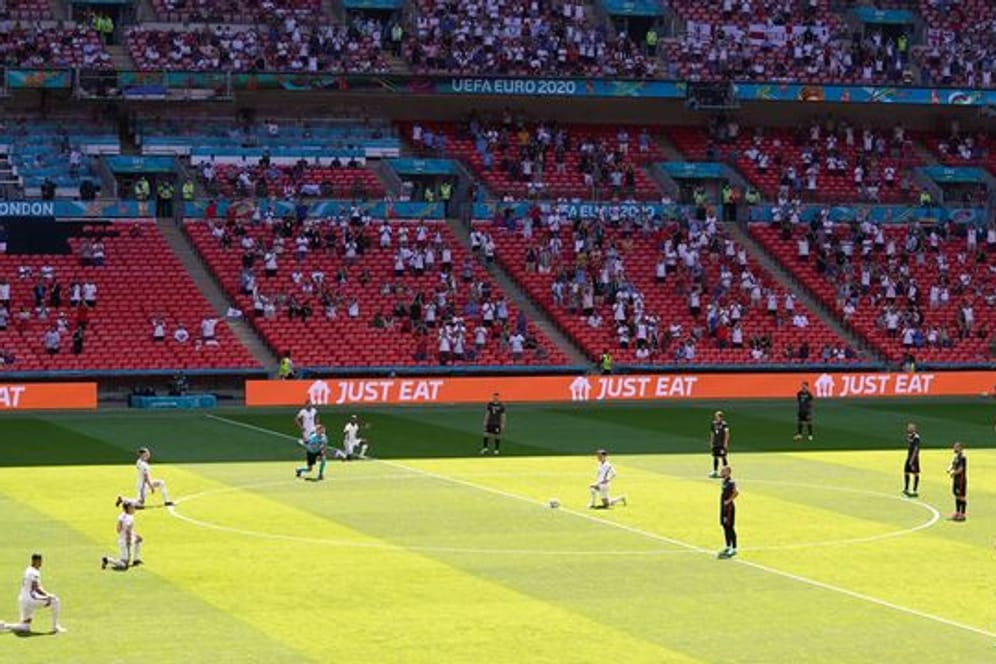 Die Engländer gehen vor jedem ihrer EM-Spiele mit einem Knie auf den Boden, um gegen Rassismus und Diskriminierung zu protestieren.
