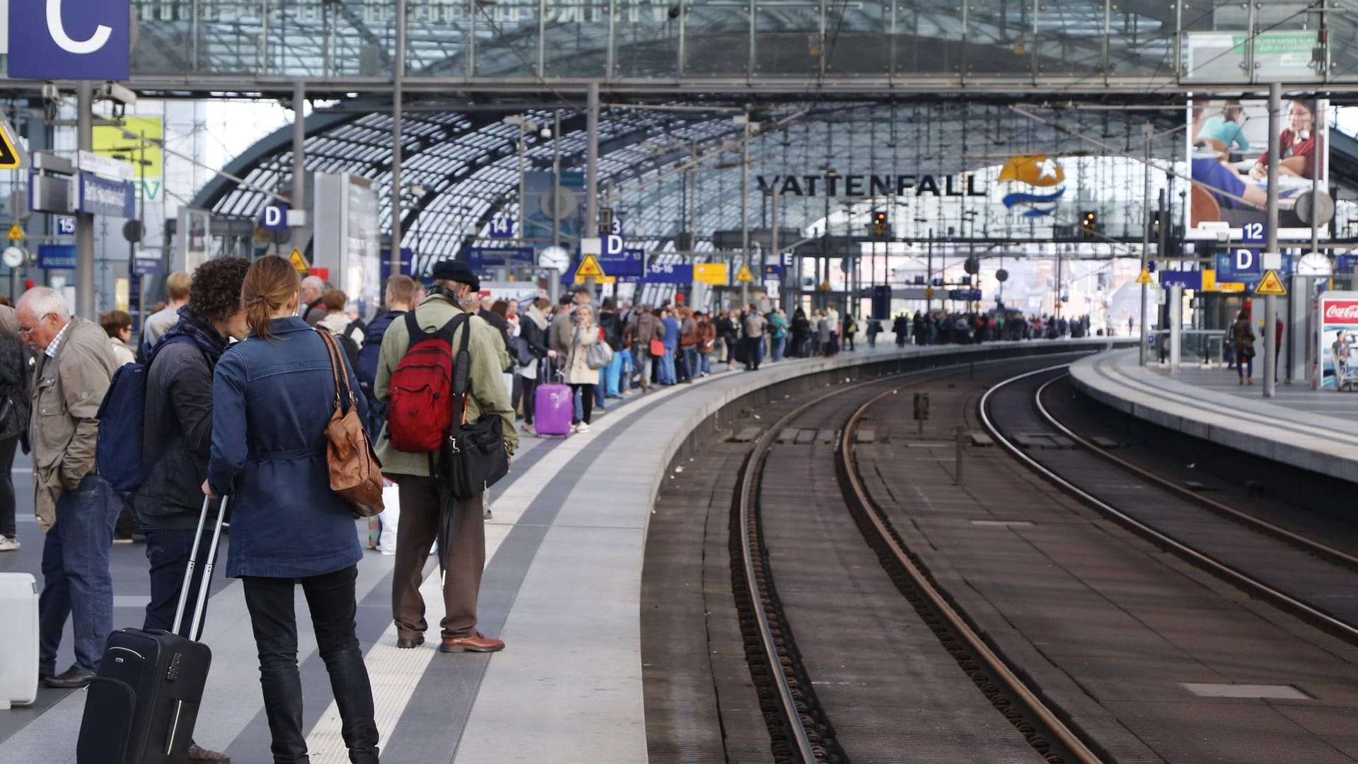 Lange Wartezeit, volle Bahnsteige, großes Gedränge (Archivbild): Die vergangenen Streiks der GDL haben den Zugverkehr stark beeinflusst und die Geduld der Kunden auf eine harte Probe gestellt.