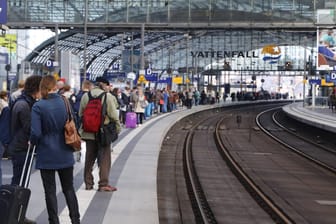 Lange Wartezeit, volle Bahnsteige, großes Gedränge (Archivbild): Die vergangenen Streiks der GDL haben den Zugverkehr stark beeinflusst und die Geduld der Kunden auf eine harte Probe gestellt.