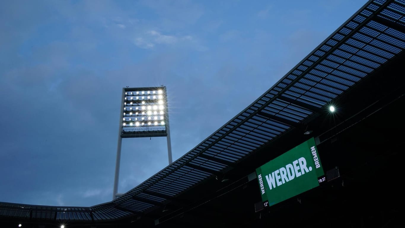 Auf der Anzeigetafel im Weserstadion steht groß "Werder.": Ein Bremer Uni-Professor gibt dem Klub Finanztipps.