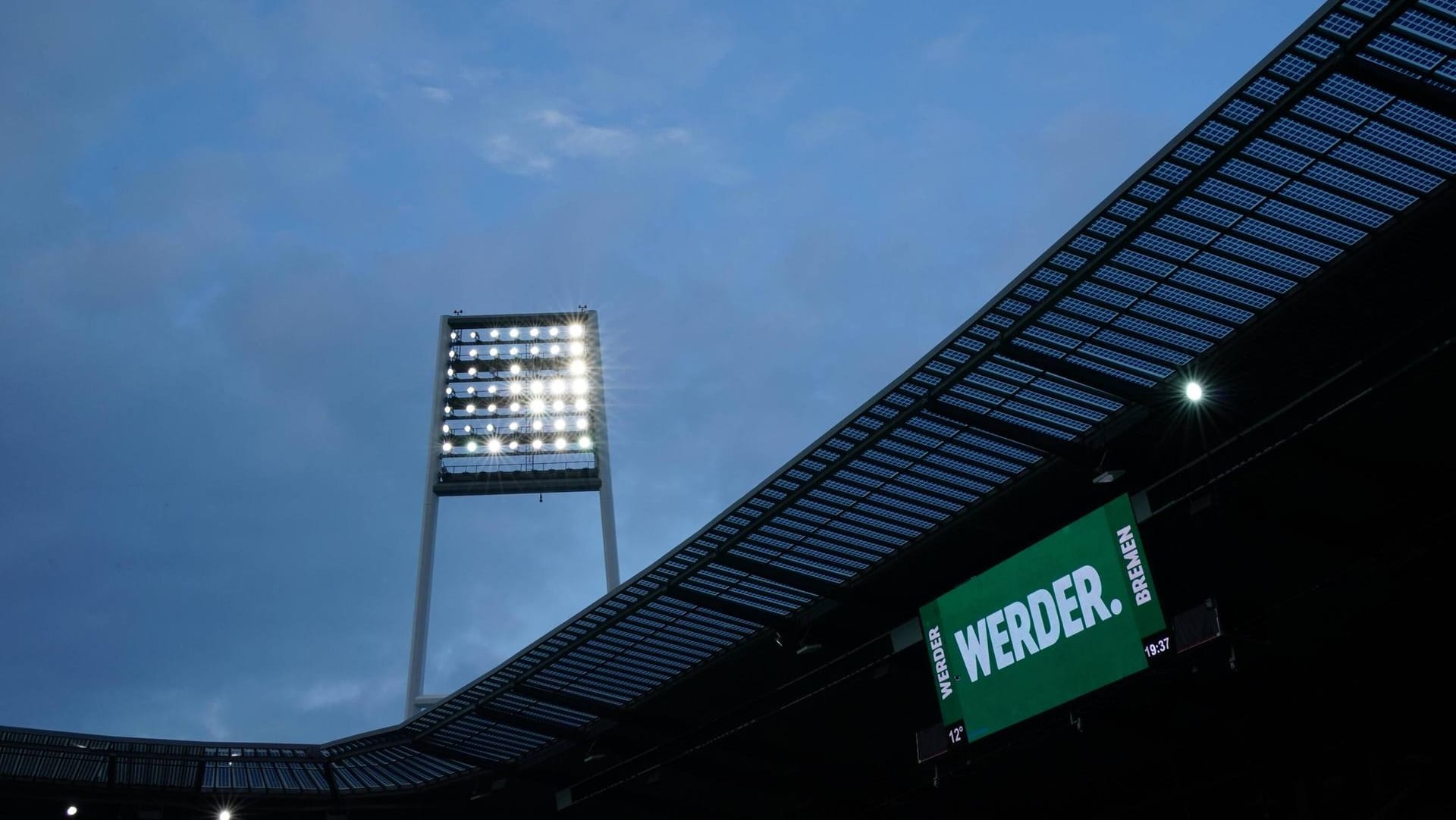 Auf der Anzeigetafel im Weserstadion steht groß "Werder.": Ein Bremer Uni-Professor gibt dem Klub Finanztipps. Auf der Anzeigetafel im Weserstadion steht groß "Werder.": Ein Bremer Uni-Professor gibt dem Klub Finanztipps.