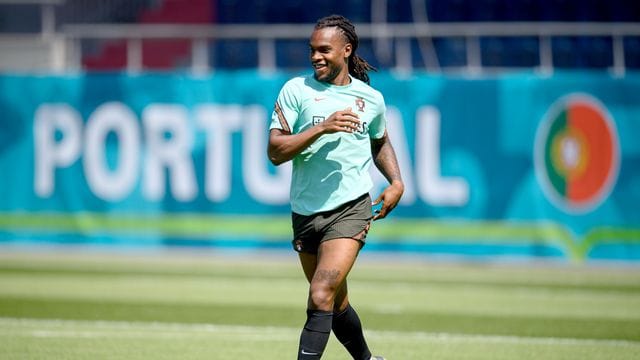 Portugals Renato Sanches rennt bei einer Trainingseinheit über den Platz.