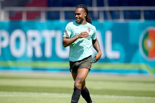 Portugals Renato Sanches rennt bei einer Trainingseinheit über den Platz.