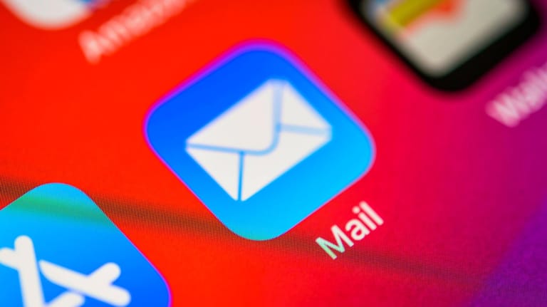 Die Mail-App von Apple (Symbolbild): Wer E-Mails schreibt, sollte aufpassen, welche persönliche Details er preisgibt.