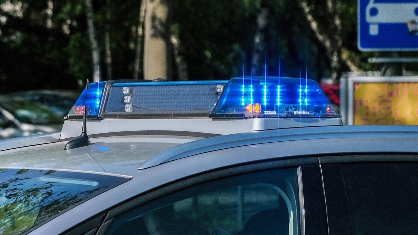 Ein Polizeiwagen mit Blaulicht (Symbolbild): Zwei vermisste Teenager aus Oberhausen und Essen sind wieder da.