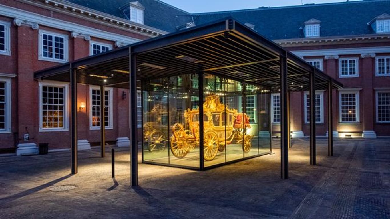 Die Goldene Kutsche (Gouden Koets) wird in einem Glaskasten ausgestellt.