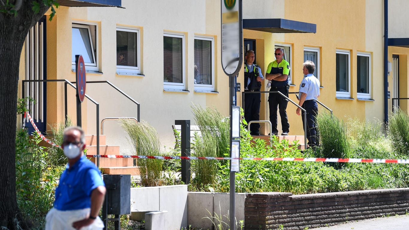 Einsatzkräfte vor einem Haus in Espelkamp: Zwei Menschen wurden erschossen.