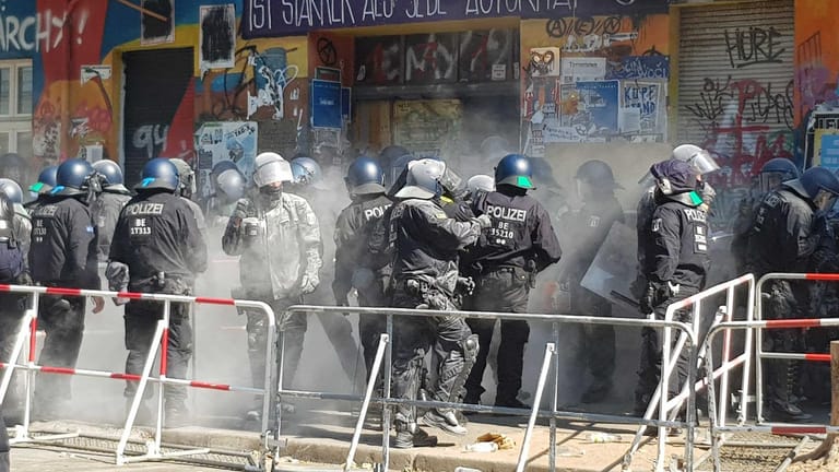 Polizisten sind mit weißem Pulver übersät: Bewohner haben die Beamten mit Feuerlöschern attackiert.