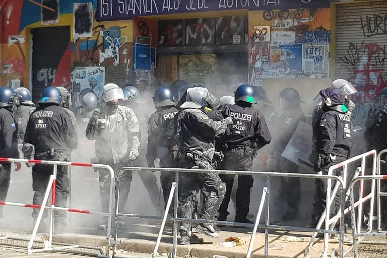 Polizisten sind mit weißem Pulver übersät: Bewohner haben die Beamten mit Feuerlöschern attackiert.