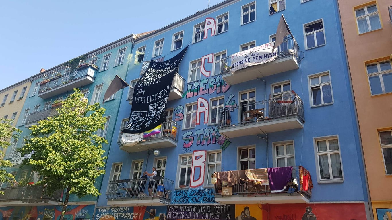 Haus Nummer 94 in der Rigaer Straße in Berlin: Kritiker vermuten hinter der Brandschutzbegehung eine versteckte Räumung.