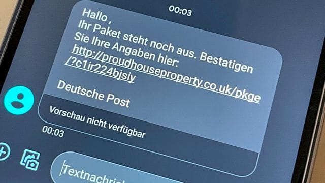 Finger weg: Wer solche oder ähnliche SMS bekommt, löscht sie besser sofort und klickt keinesfalls auf Links.