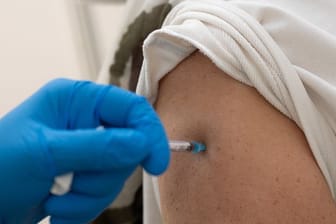 Eine Frau wird mit dem Impfstoff von Astrazeneca geimpft