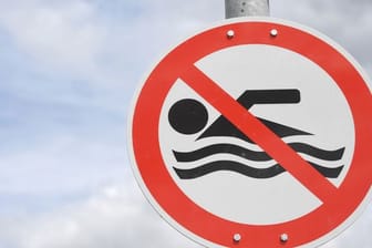 Ein Schild weist auf ein Badeverbot hin (Symbolbild): Die starken Strömungen in der Elbe sind lebensgefährlich.