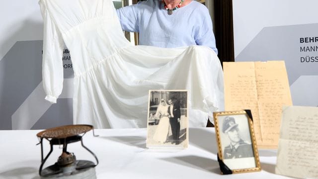 Brautkleid aus Falschirmseide Brautkleid aus Falschirmseide