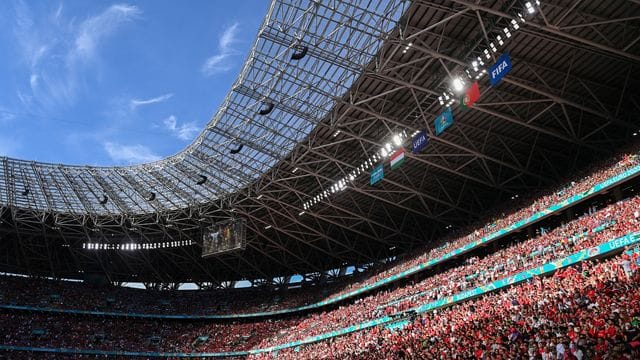 Zahlreiche Zuschauer sitzen in der Budapester Puskás Arena auf der Tribüne.