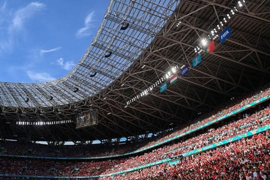 Zahlreiche Zuschauer sitzen in der Budapester Puskás Arena auf der Tribüne.