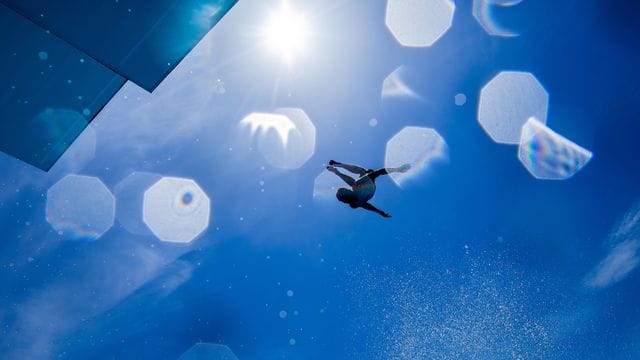 Ein Freizeitsportler springt vor blauem Himmel vom 7 1/2 Meter Sprungturm: Die Kölnerinnen und Kölner erleben am Donnerstag die bislang größte Hitze in diesem Jahr. Ein Freizeitsportler springt vor blauem Himmel vom 7 1/2 Meter Sprungturm: Die Kölnerinnen und Kölner erleben am Donnerstag die bislang größte Hitze in diesem Jahr.