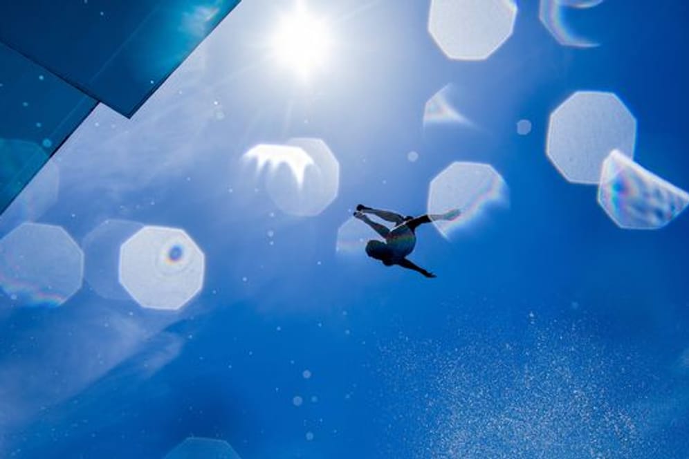 Ein Freizeitsportler springt vor blauem Himmel vom 7 1/2 Meter Sprungturm: Die Kölnerinnen und Kölner erleben am Donnerstag die bislang größte Hitze in diesem Jahr.