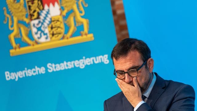 Klaus Holetschek (CSU) fasst sich ins Gesicht