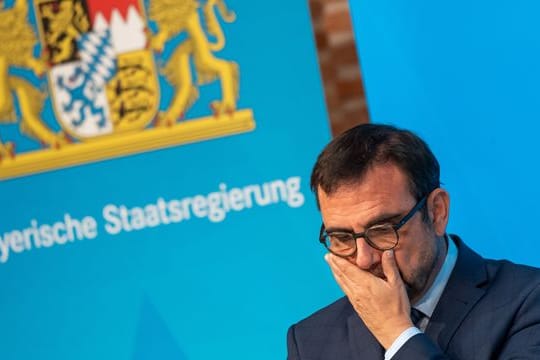 Klaus Holetschek (CSU) fasst sich ins Gesicht