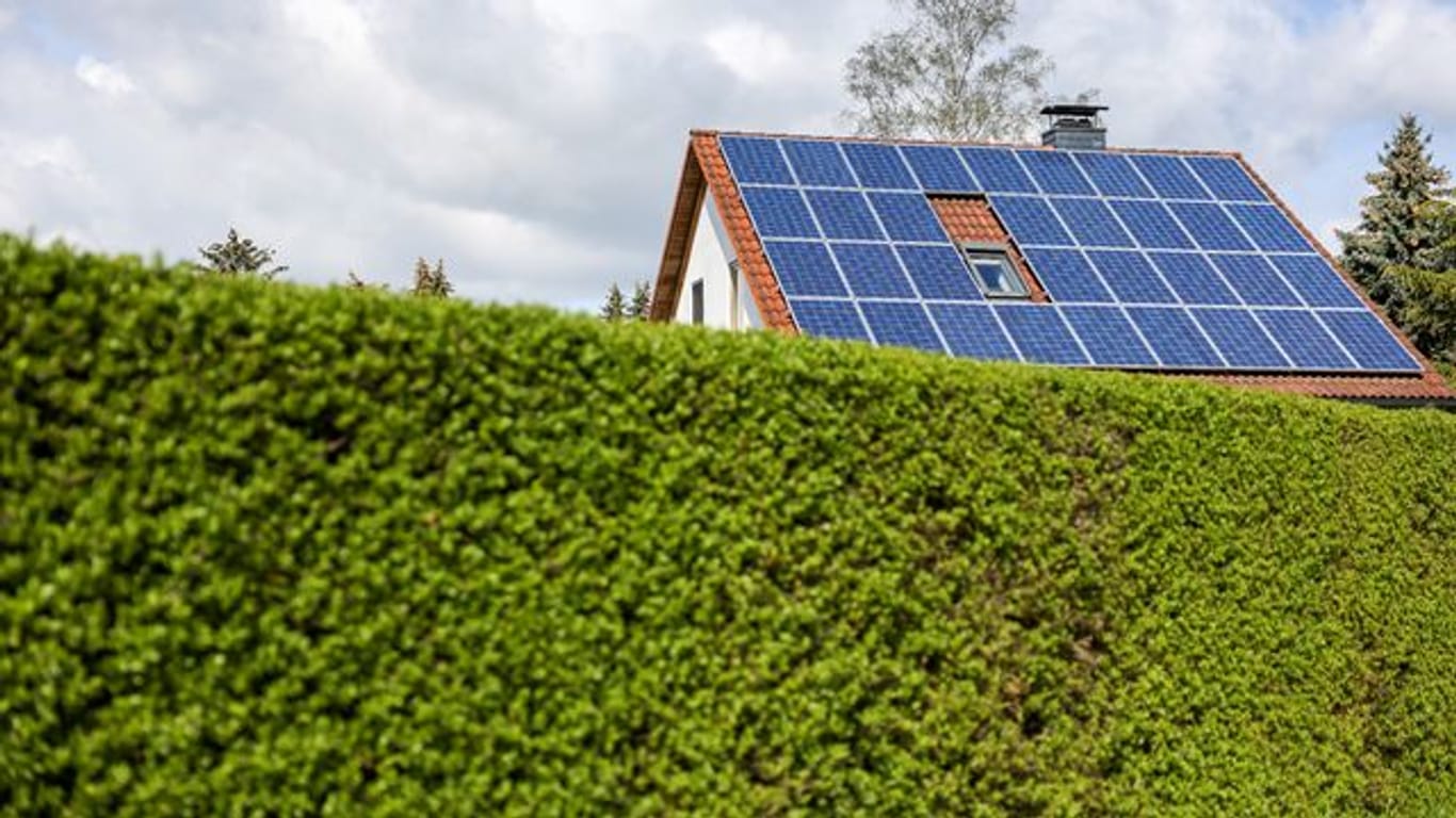 Einfamilienhaus mit Solarzellen (Symbolbild): Das Gesetz soll einen Solarboom in der Hauptstadt bringen.