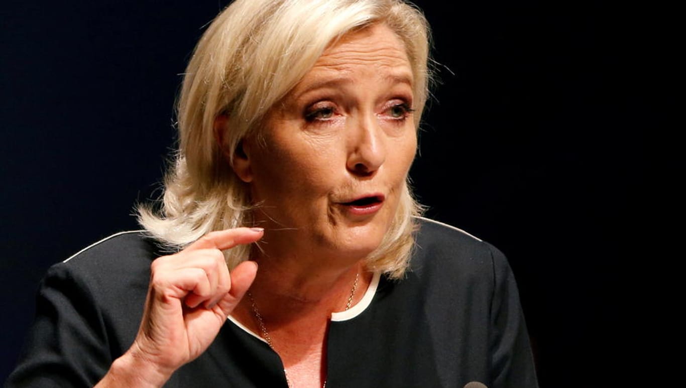 Marine Le Pen bei einer Rede in Fréjus: Die Politikerin hat dem rechtsextremen Rassemblement National ein gemäßigteren Kurs verordnet (Archivfoto).