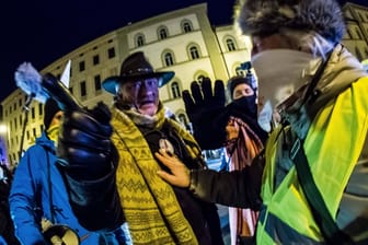 Gewalt gegen Journalisten: Vor allem bei Querdenker-Demonstrationen haben Medienschaffende mit Übergriffen zu kämpfen.