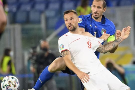 Verletzte sich früh im Spiel gegen die Schweiz: Giorgio Chiellini (r).