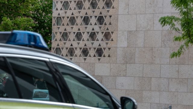 Vor der Synagoge in Ulm steht ein Polizeiauto