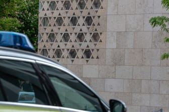 Vor der Synagoge in Ulm steht ein Polizeiauto