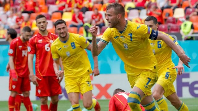 Ukraine-Stürmer Andrej Jarmolenko (r) jubelt über sein Tor zum 1:0 gegen Nordmazedonien.