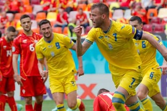 Ukraine-Stürmer Andrej Jarmolenko (r) jubelt über sein Tor zum 1:0 gegen Nordmazedonien.