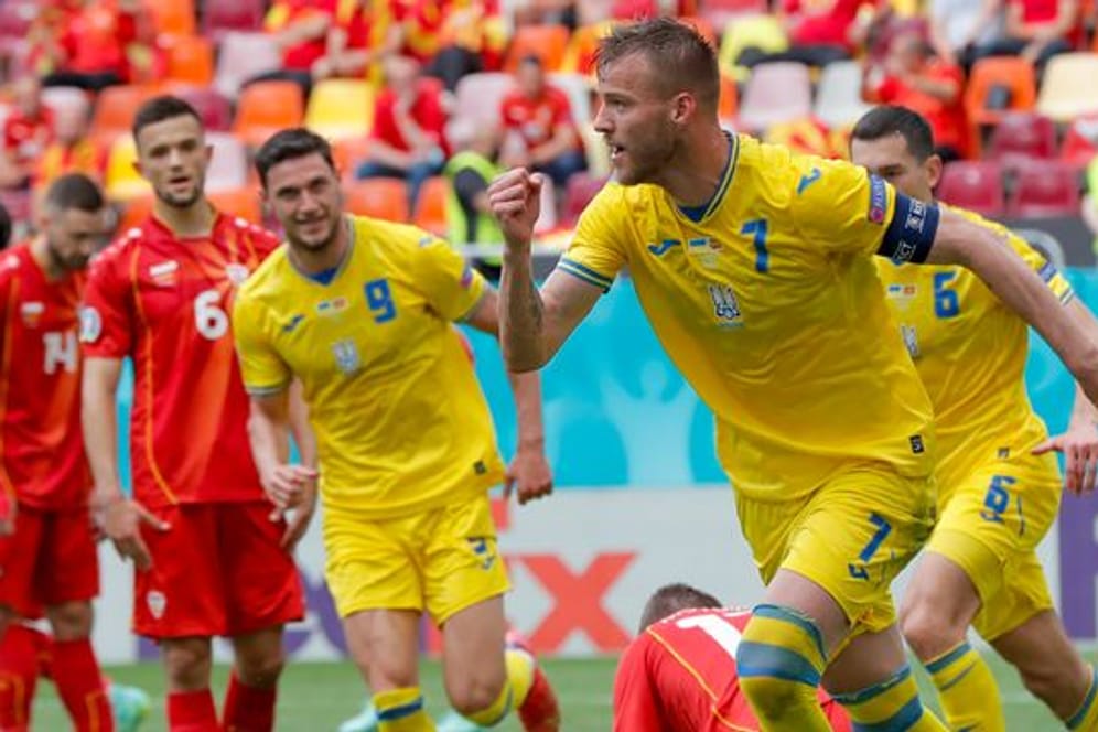 Ukraine-Stürmer Andrej Jarmolenko (r) jubelt über sein Tor zum 1:0 gegen Nordmazedonien.