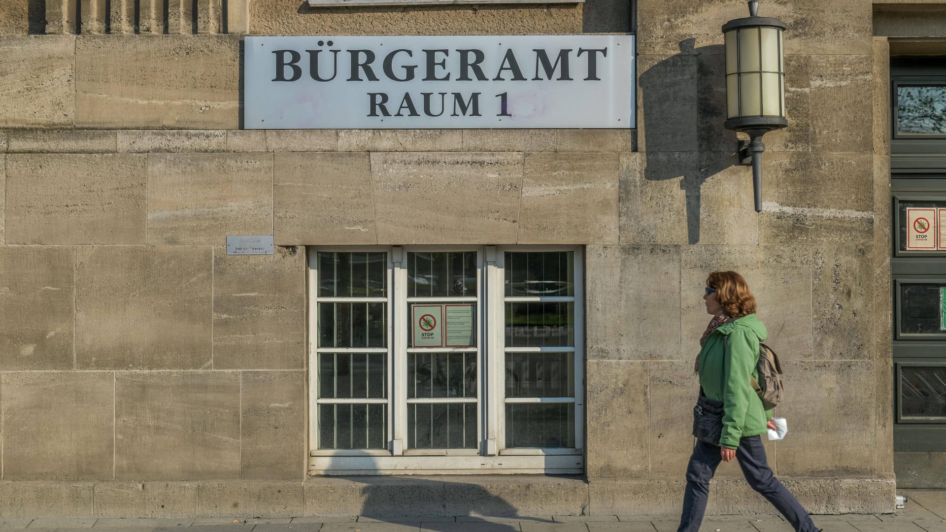 Bürgeramt Spandau: In Berlin haben rund 35 Prozent der Menschen einen Migrationshintergrund. Das soll sich auch in der Verwaltung der Stadt widerspiegeln. (Archivbild)