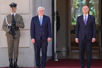 Frank-Walter Steinmeier (l.) mit Polens Präsident Andrzej Duda in Warschau: "Die Geschichte wiegt schwer in den deutsch-polnischen Beziehungen".