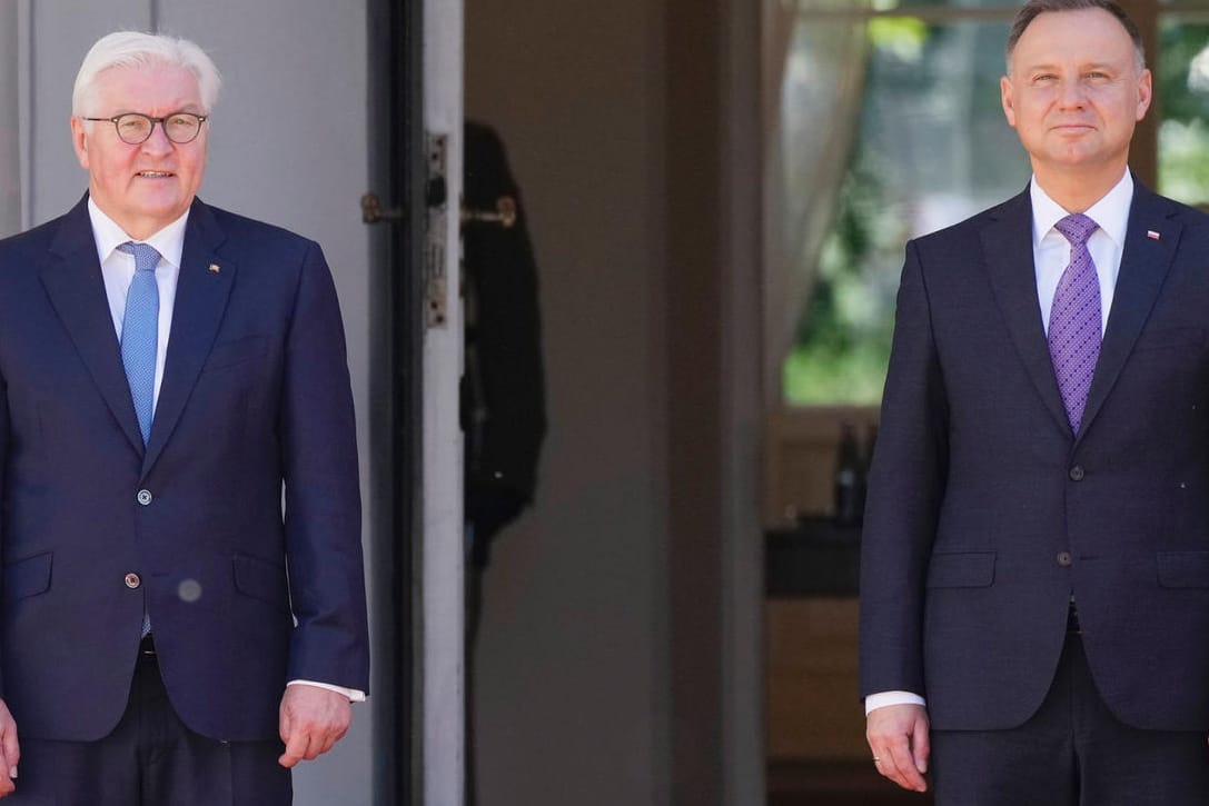 Frank-Walter Steinmeier (l.) mit Polens Präsident Andrzej Duda in Warschau: "Die Geschichte wiegt schwer in den deutsch-polnischen Beziehungen".