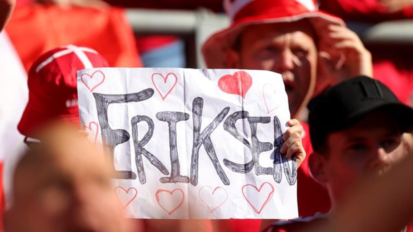 Ein dänischer Fan hebt ein Plakat für den dänischen Spieler Eriksen.
