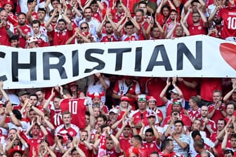 Emotionale Botschaft: Ein Banner für Dänemarks Christian Eriksen während der Partie gegen Belgien.