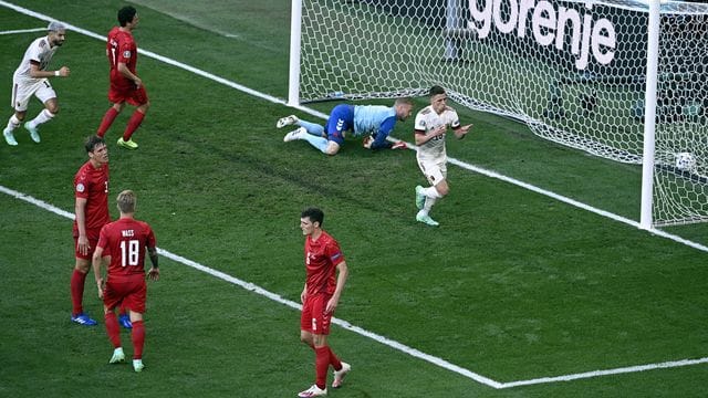 Der Belgier Thorgan Hazard (r) erzielt den zwischenzeitlichen Treffer zum 1:1.