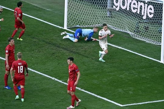 Der Belgier Thorgan Hazard (r) erzielt den zwischenzeitlichen Treffer zum 1:1.