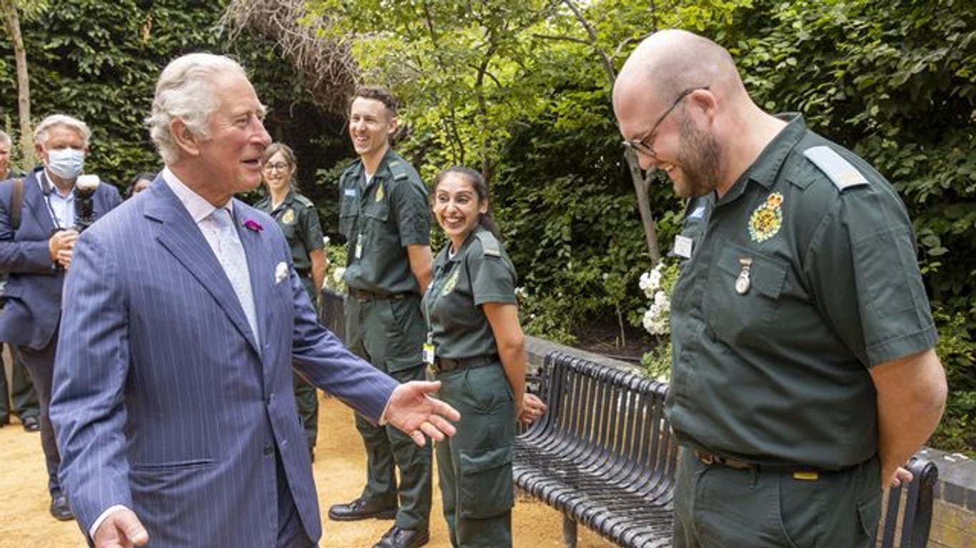 Prinz Charles spricht mit Mitarbeitern und Mitarbeiterinnen des National Health Service (NHS).