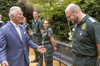 Prinz Charles spricht mit Mitarbeitern und Mitarbeiterinnen des National Health Service (NHS).