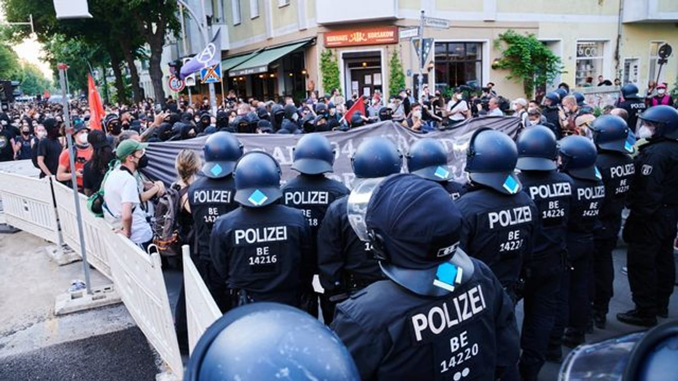 Polizisten bei einer Demonstration von "Rigaer 94"-Unterstützern: Die Situation sei laut Polizei nicht friedlich gewesen.